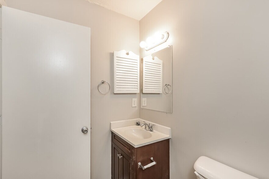 Building Photo - 401 Sherwood Oaks Rd