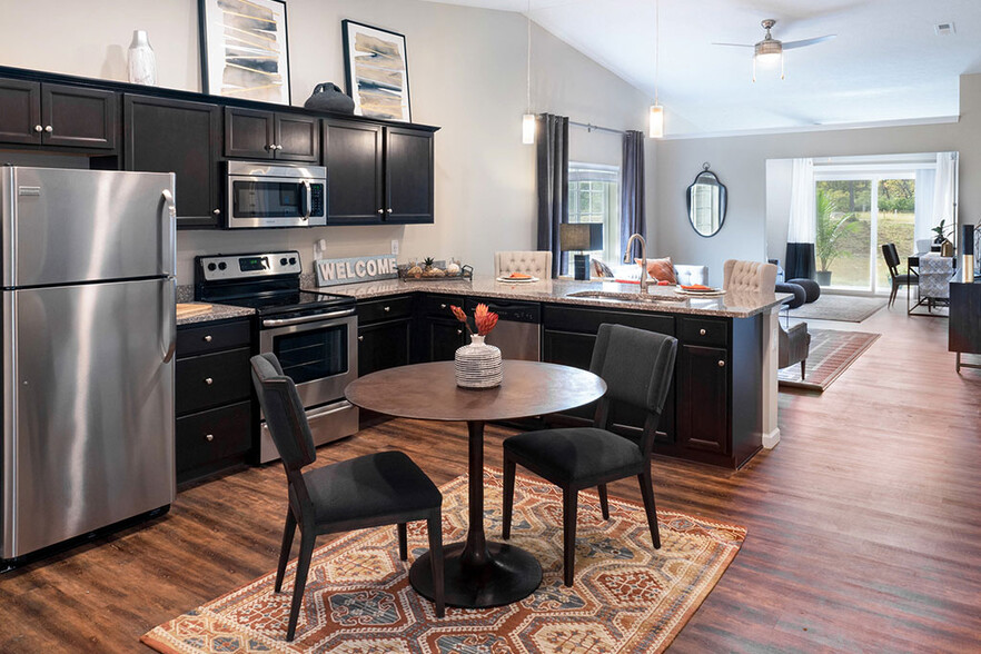 Large Kitchens with Full Pantries - Redwood Mauldin