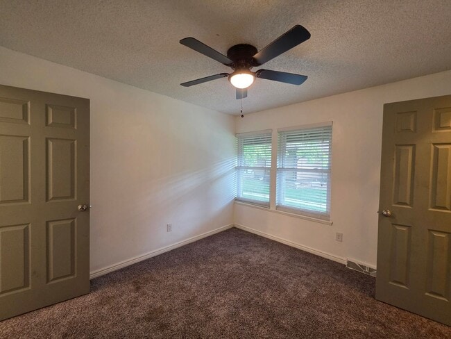 Building Photo - Massive 5 Bedroom Townhouse in Aurora