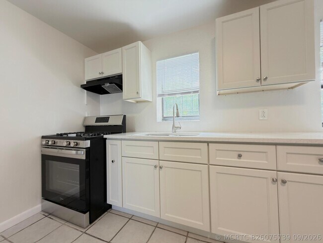 Building Photo - 706 23rd St