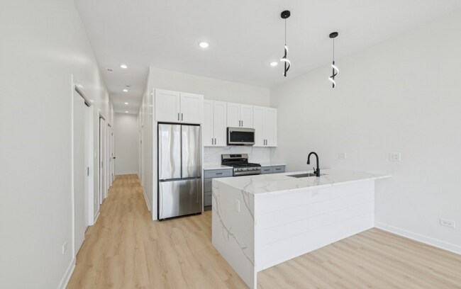 Building Photo - Modern and Luxurious 3b/2b Apartment in Humboldt Park