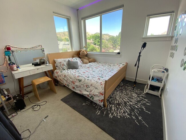 Building Photo - Gorgeous 4B/3.5B North Boulder - Available...