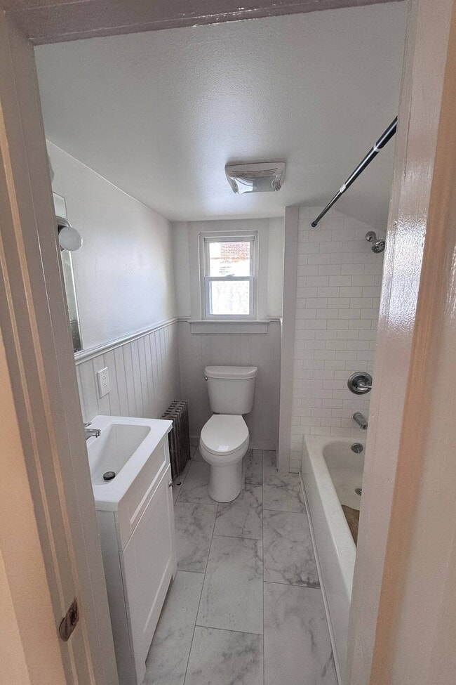 Building Photo - 107 Caroline St