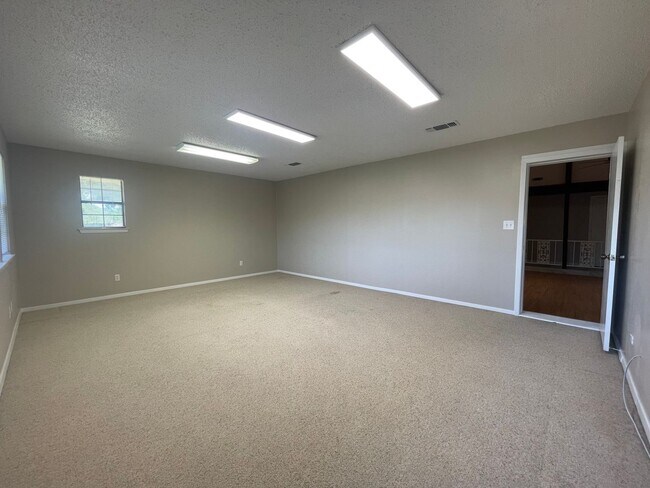 Building Photo - COMING SOON 3 BEDROOM 2.5 BATH SPACIOUS HO...