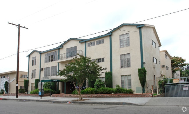 Building Photo - Tarzana Biltmore