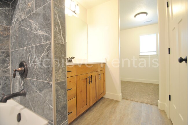 Building Photo - Mountain-View Townhome | 30 Minutes to Ogden & Close to Snowbasin