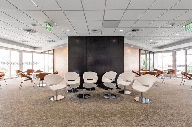 Building Photo - 700 NE 24th St