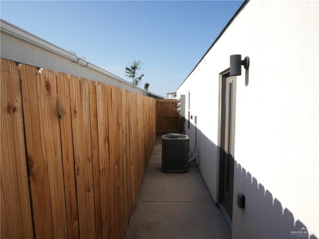 Building Photo - 23 Iris Ave