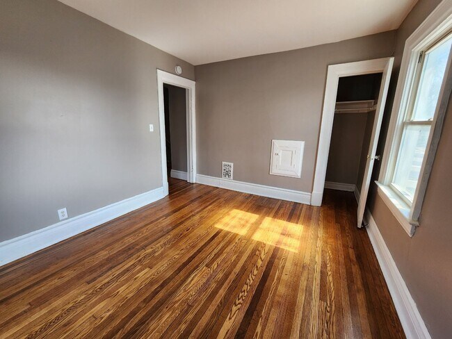 Building Photo - Four Bedroom Single Family Home!