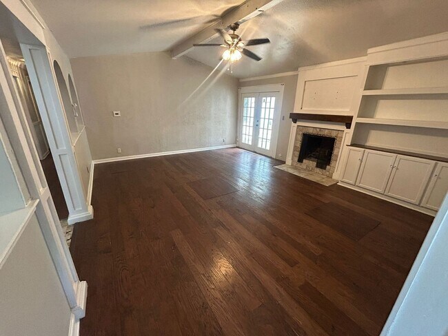 Building Photo - 1006 Holly Hill Ct