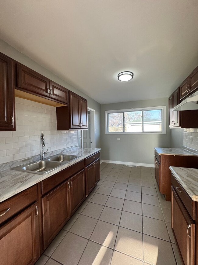 Building Photo - 2 Bedroom Ranch Home now available in Lans...