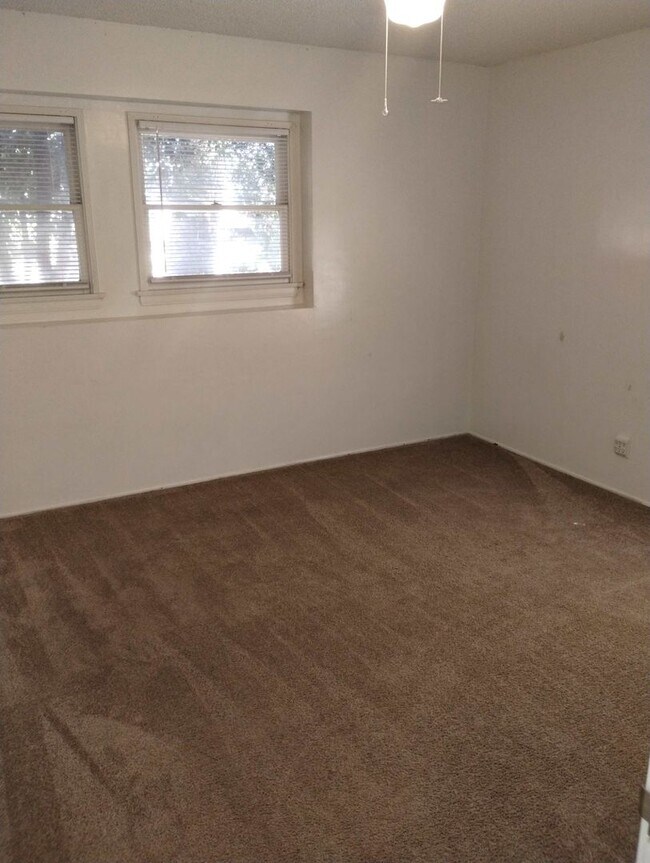 Building Photo - Just reduced. 3 bedroom 1 bath home!