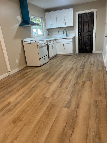 Building Photo - 606 W 4th Ave