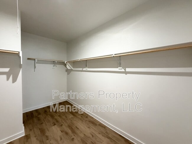 Building Photo - 537 S Neon Ave