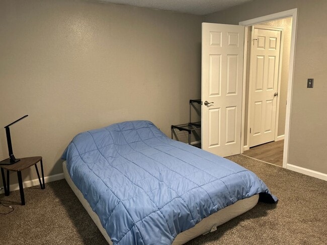 Building Photo - Century 21 Gold Rush - 3 bed, 1 bath (Fair...