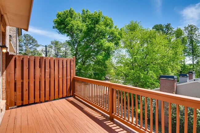 Building Photo - 1941 Ridgemont Ln