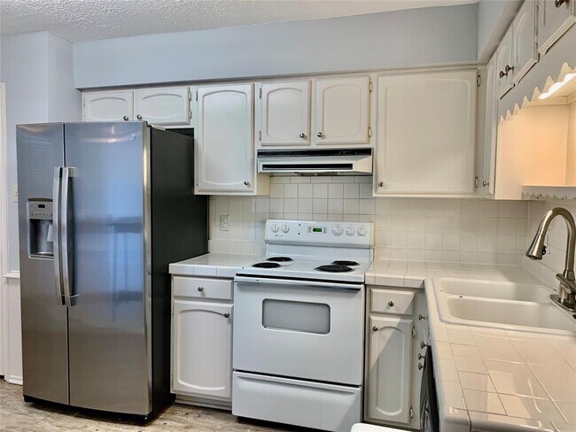 Building Photo - 374 N Post Oak Ln