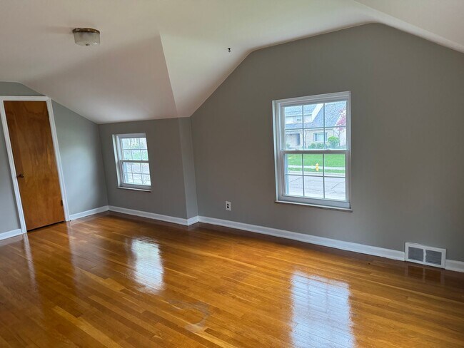 Building Photo - 3 Bedroom 1.5 bathroom Single Family Home, Upper Arlington Schools