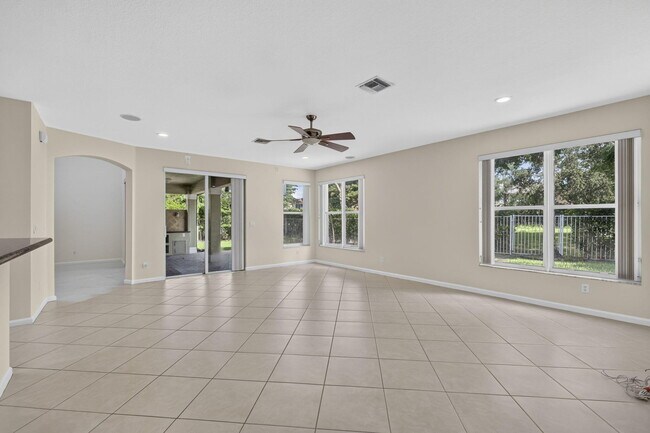 Building Photo - 9479 Sedgewood Dr
