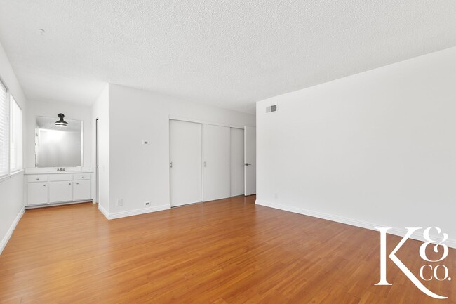 Building Photo - 559 W Avenida De Las Flores