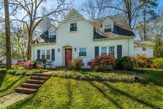 Building Photo - 3 Bedroom 2 Bath Classic