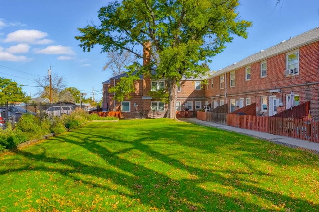 Building Photo - Park Hill townhome with outdoor space and parking