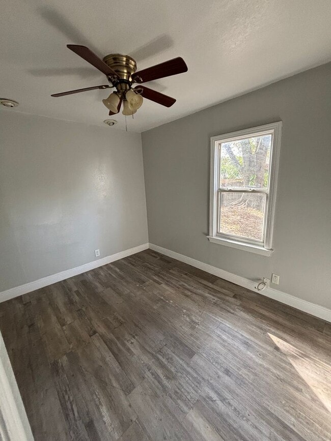 Building Photo - 3 Bed 1 Bath North St. Petersburg