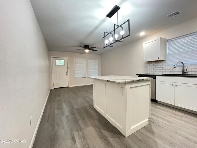 Building Photo - 524 N Jackson Ave