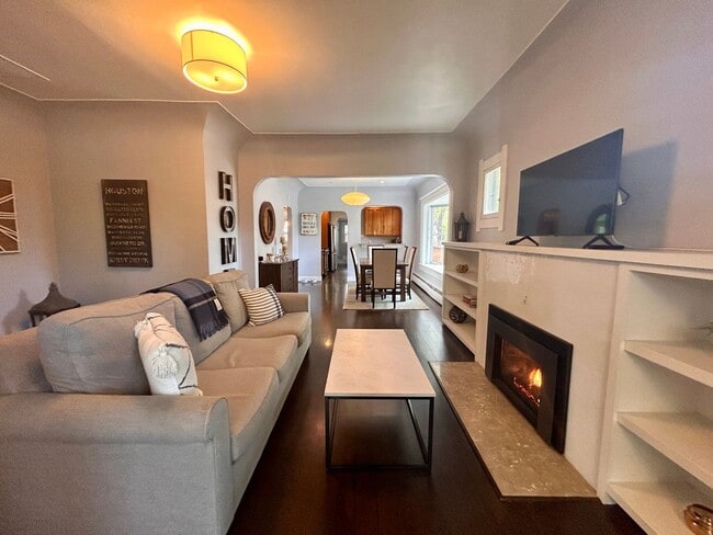 Building Photo - $0 DEPOSIT OPTION. 3BED/2BATH CHARMING HOM...