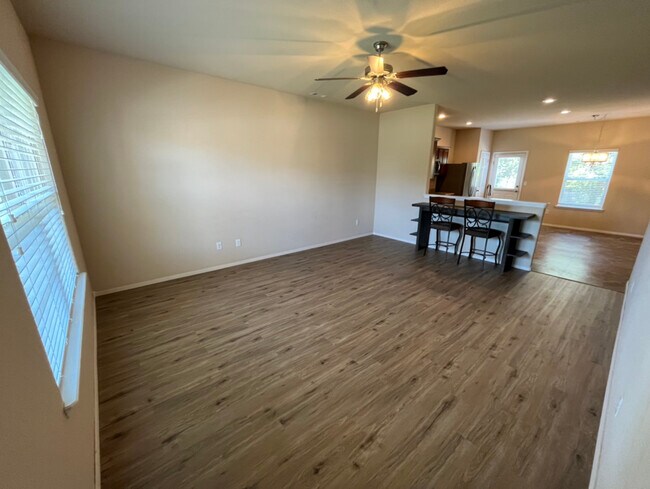 Building Photo - 906 SW Green World St