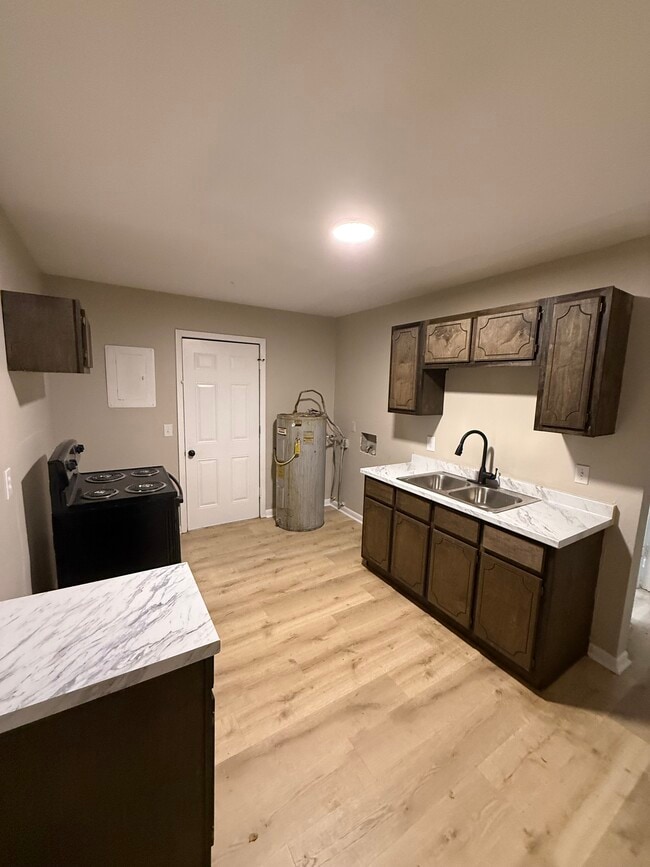 Building Photo - 1108 Railroad St