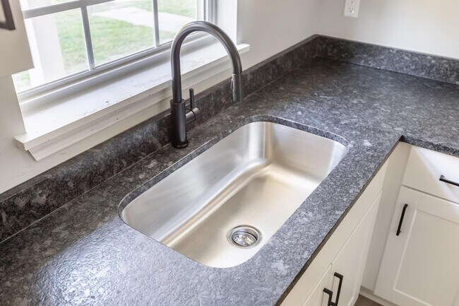 Building Photo - 5350 Slayton Ave