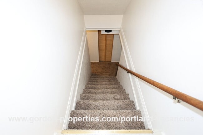 Building Photo - SE 57th Ave - 5 bedroom home with fireplac...