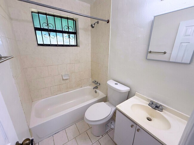 Building Photo - 1490 NE 152nd St