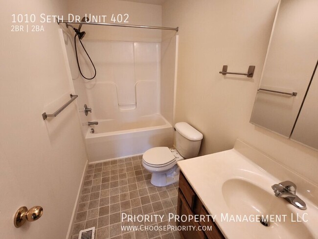 Building Photo - 2BR 1.5 BA Townhouse with Deck, Staunton