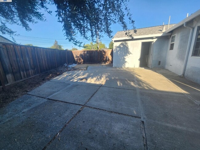 Building Photo - 323 Adelle St