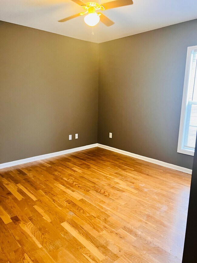 Building Photo - 105 Charing Pl
