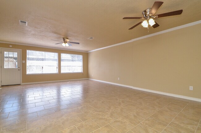 Building Photo - 3 BEDROOM TOWNHOME FOR LEASE IN LANGHAM CREEK