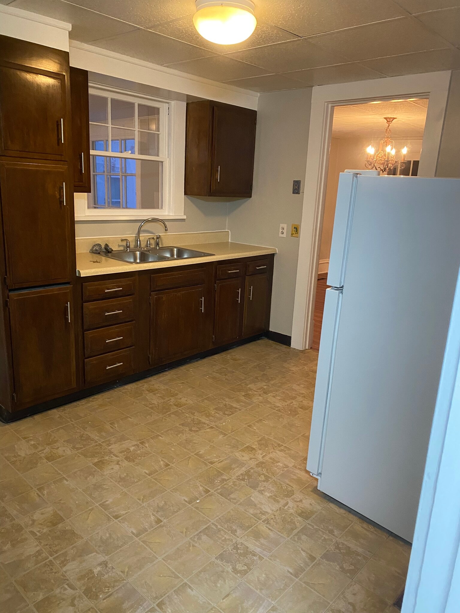 Kitchen - 30 Catlin Ave