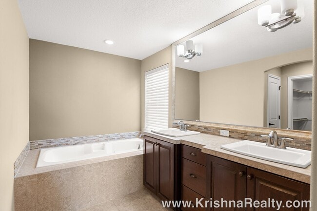 Building Photo - Outstanding 4 BD* 3* BA + *Bonus Room* Cor...