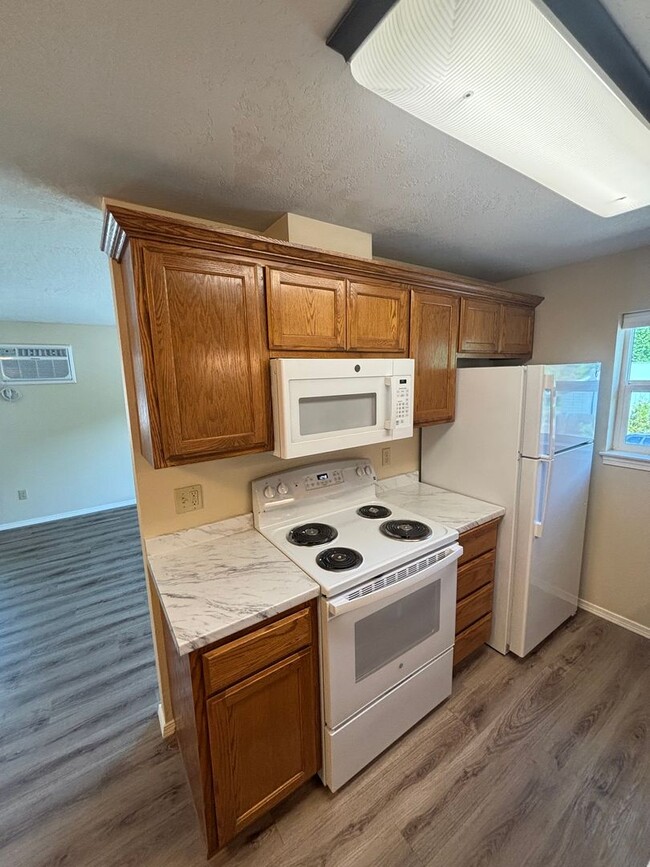 Building Photo - 13th St Townhome
