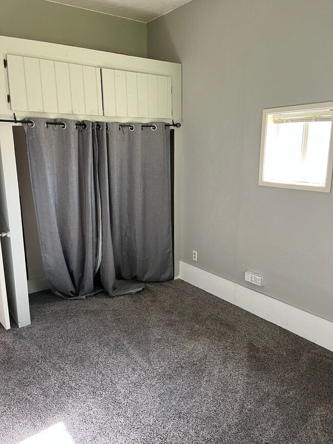 Building Photo - 3-bedroom 2 bath Corner Lot