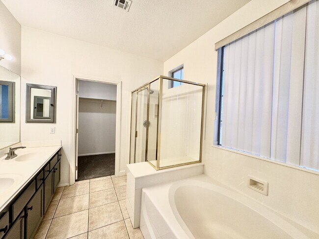 Building Photo - Spacious 4BD/3BA NLV Home with Downstairs ...