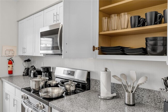 Building Photo - 10006 E Bay Harbor Dr