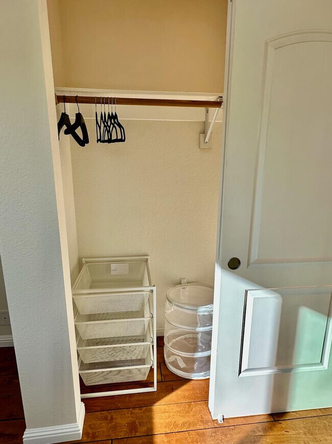 Building Photo - 6505 Skyfarm Dr