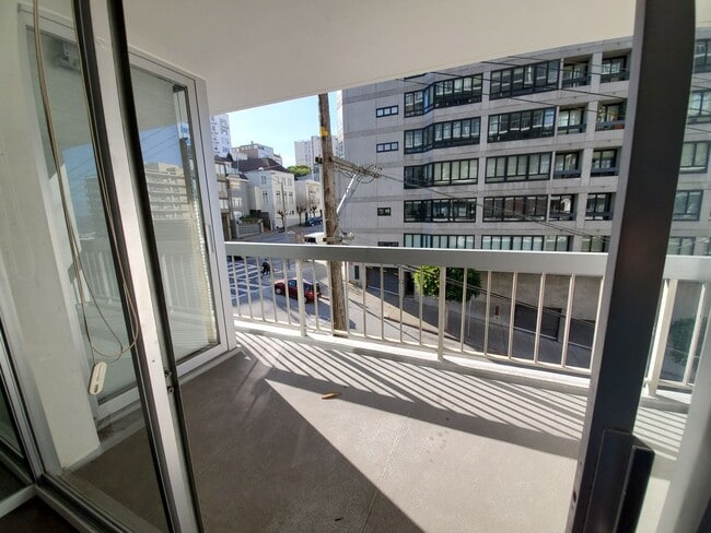 Building Photo - Renovated Pacific Heights 2x2 Condo with g...