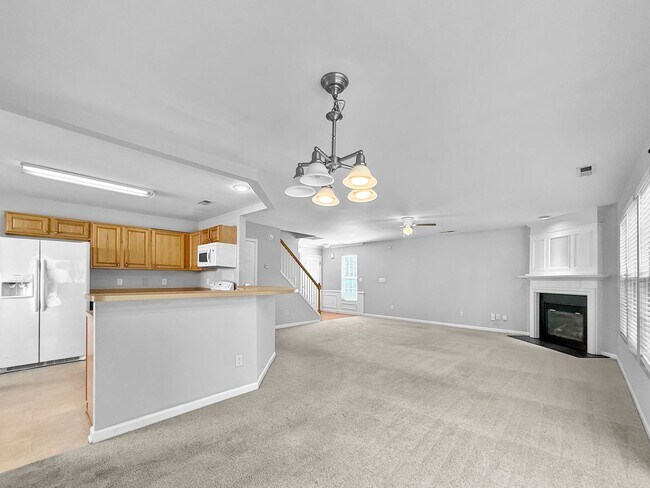 Building Photo - Stunning 4-bedroom, 2.5-bathroom home loca...