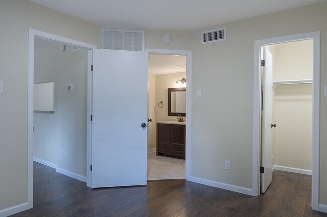 Building Photo - 1 bedroom 1 bath first floor condo unit | ...