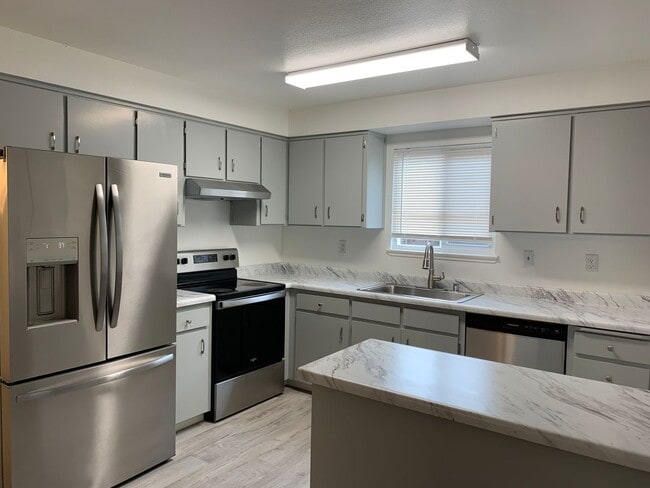 Building Photo - Super clean and move-in ready 3 Bedroom, 2 Bath!!