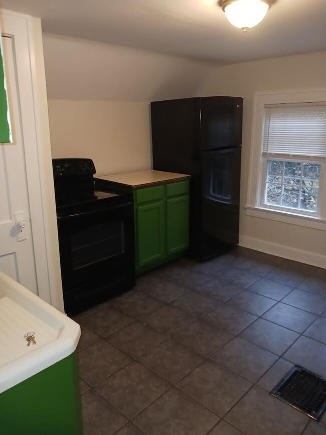 Building Photo - 173 Upland Avenue